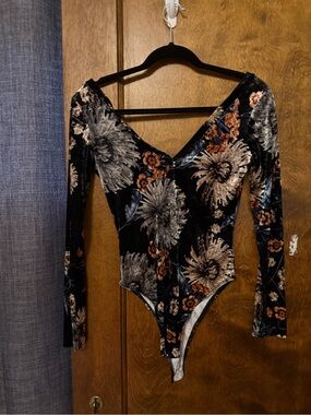 Honey Punch Black Floral Velvet Long-Sleeve V-Neck Bodysuit